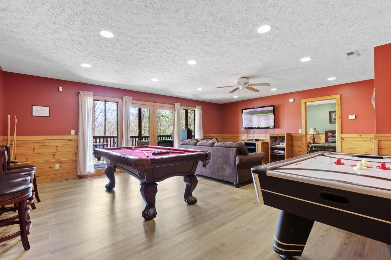 Above The Clouds, 4 Bedrooms, Pool Access, Private, Gaming, Sleeps 16 جاتلينبرج المظهر الخارجي الصورة